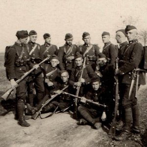 Paweł Słania (pierwszy z prawej) podczas Dywizyjnego Kursu Podchorążych Rezerwy przy 73 Pułku Piechoty. Rok 1933/1934. Udostępnił Tomasz Kapica.